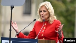 La primera dama estadounidense, Jill Biden, pronuncia un discurso en la ceremonia de reingreso de EEUU a la UNESCO en Paris el 25 de julio de 2023.