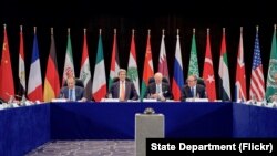 نشست خبری جان کری وزیر خارجه آمریکا (دوم از چپ)، وزیر خارجه روسیه، نماینده ویژه سازمان ملل در امور سوریه و قائم مقام دبیر کل سازمان ملل در هتل هیلتون مونیخ - ۲۳ بهمن ۱۳۹۴ 