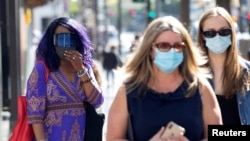 Arhiv - Stanovnici Los Angelesa nose zaštitne maske (Foto: Rojters /Mario Anzuoni)