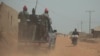 Des agents de sécurité patrouillent suite à un enlèvement dans le village de Janjala, au Nigeria, le 24 février 2017.
