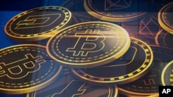 Un anuncio de bitcoins, una de las criptomonedas, es exhibido en un edificio en Hong Kong, el 18 de noviembre de 2021. 