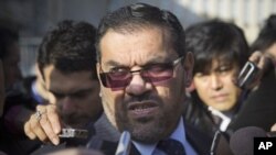 Anas al-Abdeh, uno de los participantes en la reunión por la oposición siria, habla con la prensa en Ginebra.