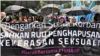 Ratusan orang, perempuan dan laki-laki dari berbagai kelompok, turun ke jalan-jalan protokol di Jakarta mendesak pengesahan RUU P-KS, 8 Desember 2018. (VOA/Rio Tuasikal)