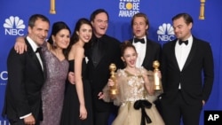 Actores y productores de la película "Había una vez en Hollywood" posan tras recibir un Globo de Oro a la Mejor Película, el año pasado en Beverlly Hills, California.