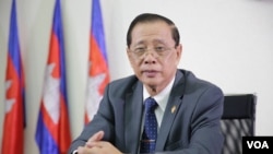 រូបឯកសារ៖ លោក​ សុខ ឥសាន​ អ្នក​នាំ​ពាក្យគណបក្សប្រជាជនកម្ពុជា​ ផ្តល់​បទ​សម្ភាសន៍​ជាមួយ​ VOA​ នៅ​ឯទីស្នាក់ការគណបក្ស​​ ​ក្នុង​រាជធានី​ភ្នំពេញ​ កាល​ពី​ថ្ងៃ​ទី​១២​ ខែ​តុលា​ ឆ្នាំ​២០១៦​។ ​(ហ៊ាន​ សុជាតា​/VOA​)
