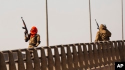 Le Burkina Faso est confronté depuis 2015 à des violences jihadistes attribuées à des mouvements armés affiliés à Al-Qaïda et au groupe Etat islamique. (AP Photo/Sophie Garcia)