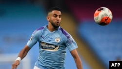 Le milieu de terrain de Manchester City Riyad Mahrez lors du match de foot entre Manchester City et Arsenal au stade Etihad à Manchester, au nord-ouest de l'Angleterre, le 17 juin 2020.