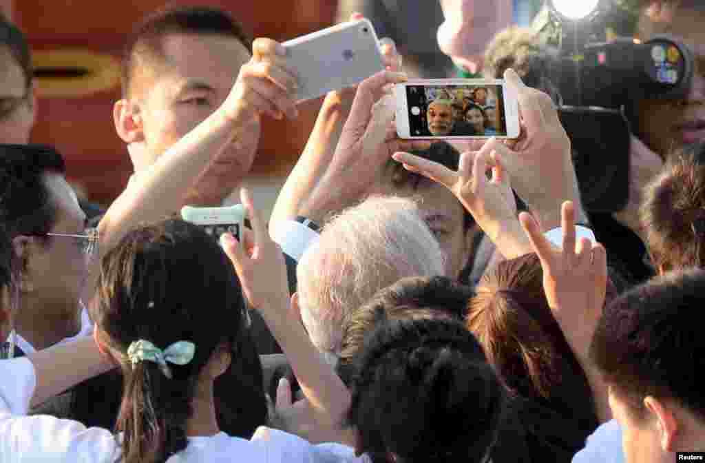 2015年5月15日在北京天坛公园举行的太极和瑜伽活动中，印度总理莫迪和中国人自拍合影。