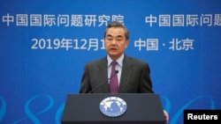 中國外長王毅在北京舉行的2019年國際形勢與中國外交研討會上講話。 （2019年12月13日）