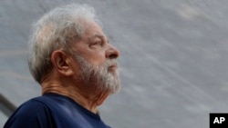 Mantan presiden Brazil Luiz Inacio Lula da Silva sebelum berbicara di hadapan pendukungnya di Sao Bernardo do Campo, Brazil, 17 April 2018.