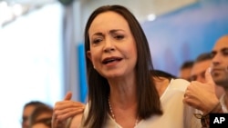 ARCHIVO - La líder de la oposición María Corina Machado, quien enfrenta una prohibición gubernamental para postularse para un cargo, ofrece una conferencia de prensa en Caracas, Venezuela, el 26 de marzo de 2024.
