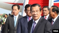 រូបឯកសារ៖ លោក​នាយក​រដ្ឋមន្រ្តី ហ៊ុន សែន ត្រឡប់​មក​ពី​ចូលរួម​វេទិកា​ក្រវាត់ផ្លូវពាណិជ្ជកម្មចិន​ ជា​លើក​ទី២​នៅ​ទីក្រុង​ប៉េកាំង ប្រទេស​ចិន នា​ថ្ងៃទី២៩ ខែមេសា ឆ្នាំ២០១៩។ (ហ៊ុល រស្មី/VOA Khmer) 