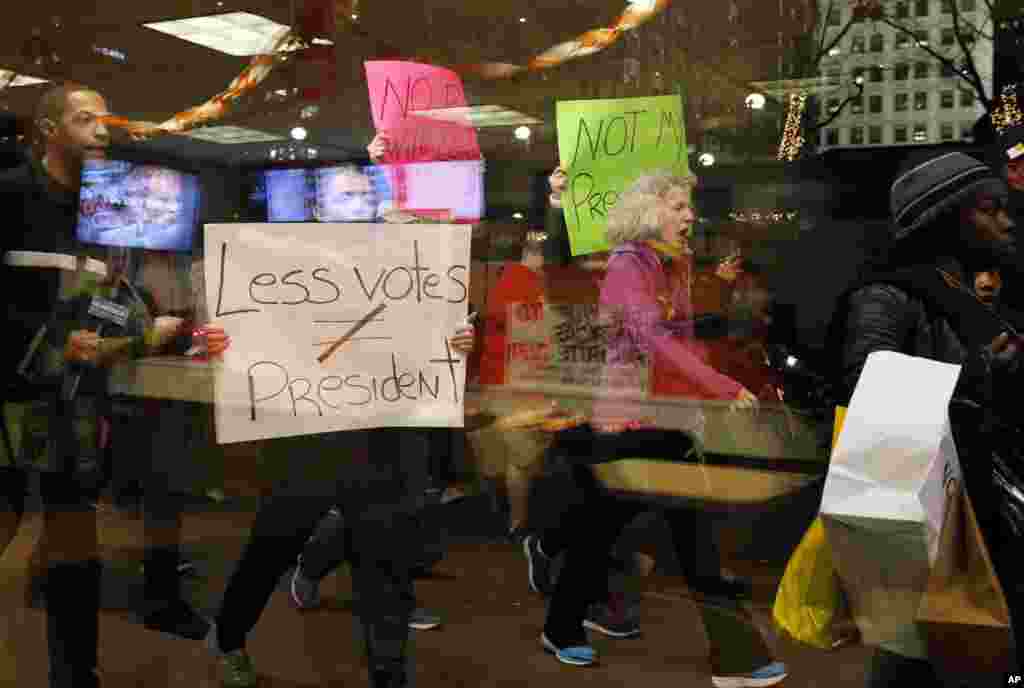 Sejumlah orang berdemonstrasi di depan Trump Tower di pusat kota Chicago, memprotes pemilihan Donald Trump sebagai presiden AS (10/11). (AP/Nam Y. Huh)