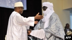 Le Président du Mali, Ibrahim Boubacar Keita, et le représentant de la coalition rebelle touareg, Mahamadou Djery Maiga, le 20 juin 2015 à Bamako.