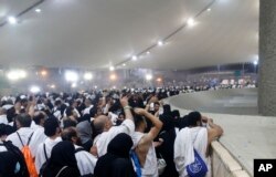 Peregrinos musulmanes arrojan piedras a un pilar que simboliza la lapidación de Satanás, en un ritual llamado "Jamarat", el último rito del haj anual, el primer día de Eid al-Adha, en Mina, cerca de la ciudad sagrada de la Meca, Arabia Saudita. Domingo 11 de agosto de 2019. AP foto.