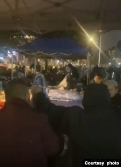 中国云南玉溪回族民众2024年12月16日在市政府门前抗议当局抓捕伊斯兰教学者和穆斯林领袖 (云南玉溪民众提供)