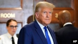 Mantan Presiden Donald Trump berbicara saat jeda sidang penipuan bisnis perdata di Mahkamah Agung New York, Rabu, 25 Oktober 2023, di New York. (Foto: AP)