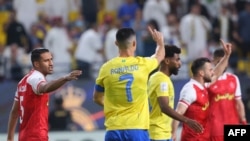 Lokacin da Ronaldo yake fadawa alkalin wasan cewa ba faneriti ba ce