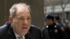 Harvey Weinstein llega a un tribunal de Manhattan para la selección del jurado en su juicio por violación, el 13 de enero de 2020, en Nueva York.