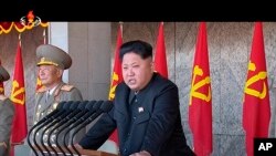 朝鲜领导人金正恩在劳动党70周年庆祝大会上讲话（资料图，2015年10月10日）