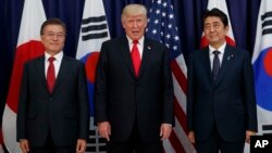 문재인 한국 대통령과 도널드 트럼프 미국 대통령, 아베 신조 일본 총리(왼쪽부터)가 지난 2017년 7월 주요 20개국 정상회의가 열리고 있는 독일 함부르크에서 만찬회동을 가졌다.