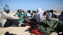 Photo d'archives: Des migrants africains se reposent après avoir été secourus par les garde-côtes libyens, à l'ouest de Tripoli, le 21 décembre 2015.