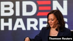 Los candidatos a la presidencia y vicepresidencia de EE.UU. por el partido demócrata, Joe Biden y Kamala Harris, respectivamente, firman los documentos para la nominación en Wilmington, Delaware.