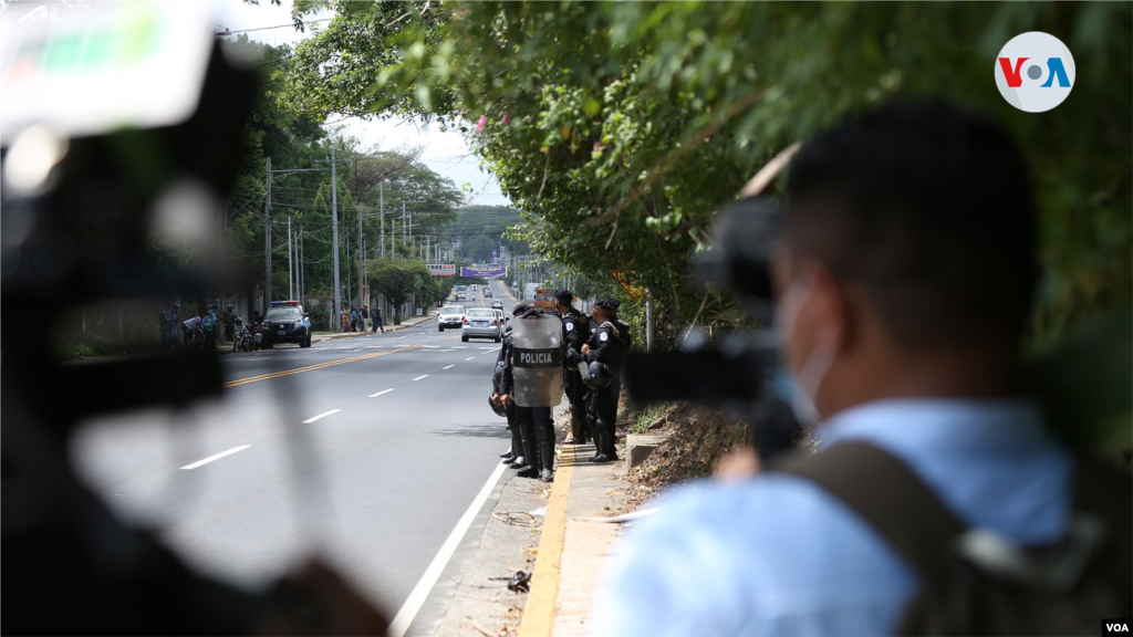 Agentes policiales agredieron a varios reporteros para que no dieran cobertura al allanamiento en la vivienda de la opositora Cristiana Chamorro este miércoles.
