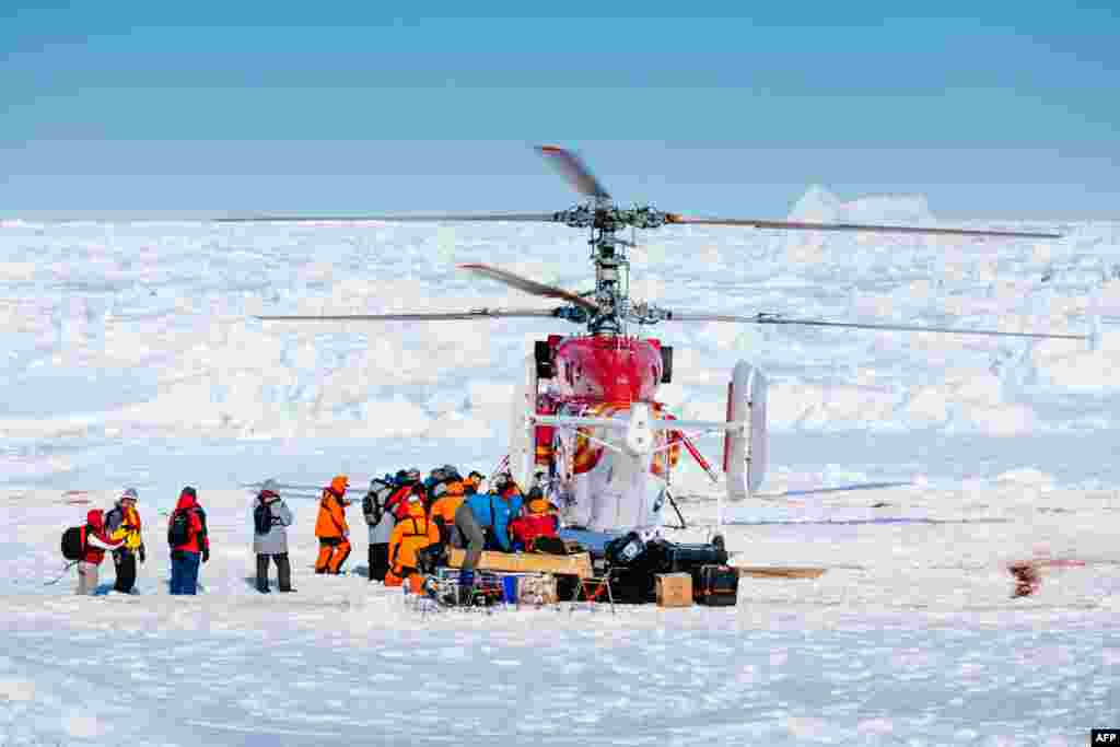 Sebuah helikopter dari kapal pemecah es China, Xue Long, siap mengevakuasi kelompok pertama penumpang kapal riset Rusia 'MV Akademik Shokalskiy' yang terjebak es di Antartika.