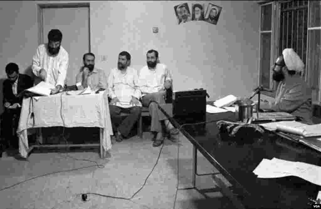صادق قطب زاده - یکی از مشاوران آیت الله خمینی در پاریس بود که بعدها به وزارت امور خارجه و ریاست رادیو و تلویزیون دولتی ایران رسید، اما در سال ۱۳۶۱ به اتهام تلاش برای براندازی حکومت اعدام شد.