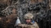 Seorang tentara Ukraina bersiap menembakkan mortir ke arah pasukan Rusia di garis depan pertempuran di dekat Kota Bakhmut, Ukraina, pada 5 Maret 2024. (Foto: Reuters/Inna Varenytsia)