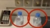 Dos botellas de agua en el hotel de la ciudad de Tomsk donde pernoctó el opositor ruso Alexei Navalny antes de su presunto envenenamiento. Foto extraída de un video en las redes sociales distribuida por Reuters.