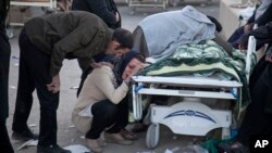 Había mujeres llorando y rezando mientras los trabajadores encontraban nuevos cuerpos entre los escombros de bloques de apartamentos en la ciudad kurda de Sarpol-e-Zahab y utilizaban mantas pesadas para trasladar los cadáveres.