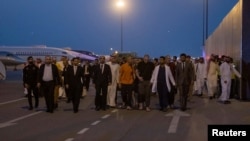 Tawanan perang Ukraina (lima warga Inggris, dua warga AS, seorang warga Maroko, seorang warga Swedia, dan seorang Kroasia) tiba di bandara Riyadh, Arab Saudi, Rabu 21 September 2022. (Foto: Saudi Press Agency via REUTERS)