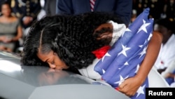 Myeshia Johnson, espera su tercer hijo para el mes de enero y continúa exigiendo que la dejen ver el cuerpo de su esposo. 