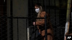 La expresidenta interina de Bolivia, Jeanine Áñez, camina hacia su sentencia en la cárcel de mujeres de Miraflores en La Paz, Bolivia, el miércoles 15 de junio de 2022. 