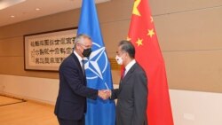 中國外長王毅（右）與北約秘書長斯托爾滕貝格。