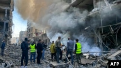 Para petugas damkar memadamkan api di lokasi serangan udara oleh Israel di kawasan Ghobeiry, di pinggiran selatan Beirut, Lebanon, Jumat, 15 November 2024. 