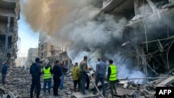 Petugas damkar berupaya memadamkan api di lokasi serangan udara Israel di lingkungan Ghobeiry di pinggiran selatan Beirut pada 15 November 2024.