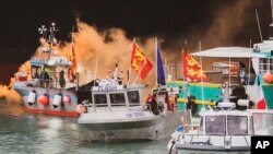 Kapal-kapal nelayan Perancis tampak di lepas pantai Pulau Jersey, Kamis, 6 Mei 2021. Nelayan Perancis marah karena kehilangan akses ke wilayah penangkapan ikan.