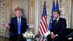 Presiden AS Donald Trump (kiri) bersama Presiden Perancis Emmanuel Macron di Caen, Perancis, 6 Juni 2019. (Foto: dok).