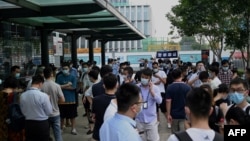人們聚集在恆達集團在深圳的總部大樓。(2021年9月15日)