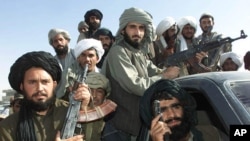 سیندور جاترا کے تہوار کے موقع پر ایک شخص کے منہ پر سیندور لگا کر خوشی کا اظہار کیا جا رہا ہے۔