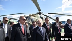Presiden Rusia Vladimir Putin dan Presiden Turki Tayyip Erdogan mengunjungi pameran dirgantara MAKS 2019 air show di Zhukovsky, di luar kota Moskow, Rusia, 27 Agustus 2019. (Foto: Sputnik/Aleksey Nikolskyi/Kremlin via Reuters)