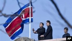 중국 베이징 북한 대사관 직원들이 김정일 국방위원장의 사망을 애도하며 조기를 올리는 모습