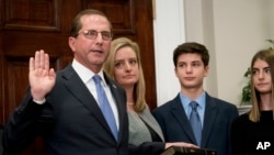 Alex Azar juramentó al cargo de secretario de Salud y Recursos Humanos acompañado de su esposa, hijos , amigos y familiares. 