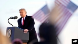 Presiden Donald Trump berpidato sebelum memasuki pesawat kepresidenan AS "Air Force One" di bandara militer Andrews, Maryland, 20 Januari 2021.(AP Photo/Manuel Balce Ceneta)