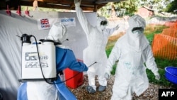 Archivo - Personal médico de la unidad de tratamiento de ébola trabaja en entrenamiento en el oeste de Uganda, cerca de la frontera con el Congro el 12 de diciembre de 2018.