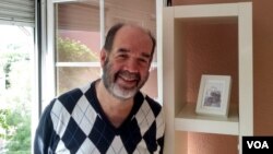 Remo, positivo por la COVID-19 en España, califica al personal de salud que le atendió en el hospital Gregorio Marañón como “ángeles azules”.
