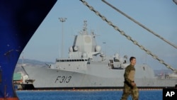 Kapal Norwegia HNOMS Helge yang akan mengangkut senjata kimia dari Suriah berlabuh di pelabuhan Siprus (foto: dok). 